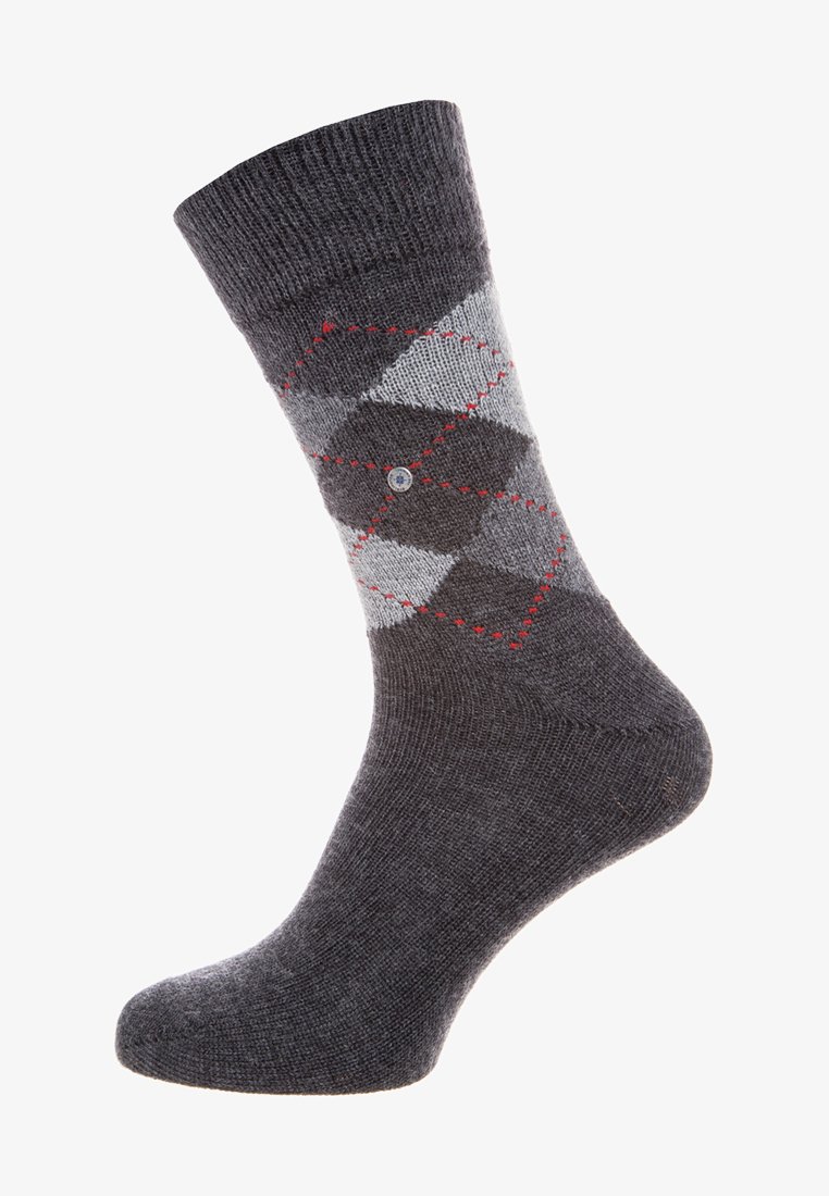 Calcetines argyle grises con un patrón de diamantes en gris claro y negro, acentuados con costuras rojas. Material suave con puños acanalados.