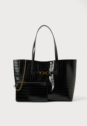Borsa a tote nera con stampa a coccodrillo e finitura lucida, dotata di due manici e un dettaglio a catena sul davanti, include una pochette coordinata con zip.