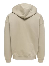 Sweat à capuche beige en mélange de coton doux, doté d'une capuche avec cordon de serrage, de poignets et d'un ourlet côtelés, avec une texture lisse et un design simple.