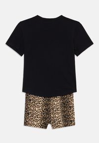 T-shirt nera in cotone a maniche corte, abbinata a pantaloni corti con stampa leopardata nei toni del beige e del nero, progettati per un look casual.