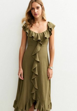 Olivengrünes Kleid mit rüschenbesetzten kurzen Ärmeln, einem Rüschendetail an der Vorderseite und einem fließenden Saum. Hergestellt aus strukturiertem Stoff, hat es ein tailliertes Oberteil.