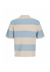 Polo en maille à manches courtes avec larges rayures horizontales bleu clair et beige, vu de dos sur fond blanc.