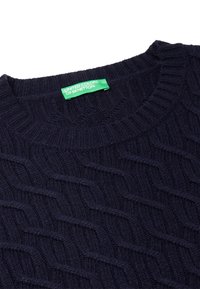 Dunkelblauer Strickpullover mit strukturiertem Zopfmuster, mit Rundhalsausschnitt und grünem "United Colors of Benetton"-Etikett.