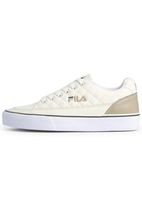 Sneakers bianchi trapuntati con dettagli beige chiaro, suola piatta bianca e logo laterale prominente. Design con lacci e lati testurizzati.
