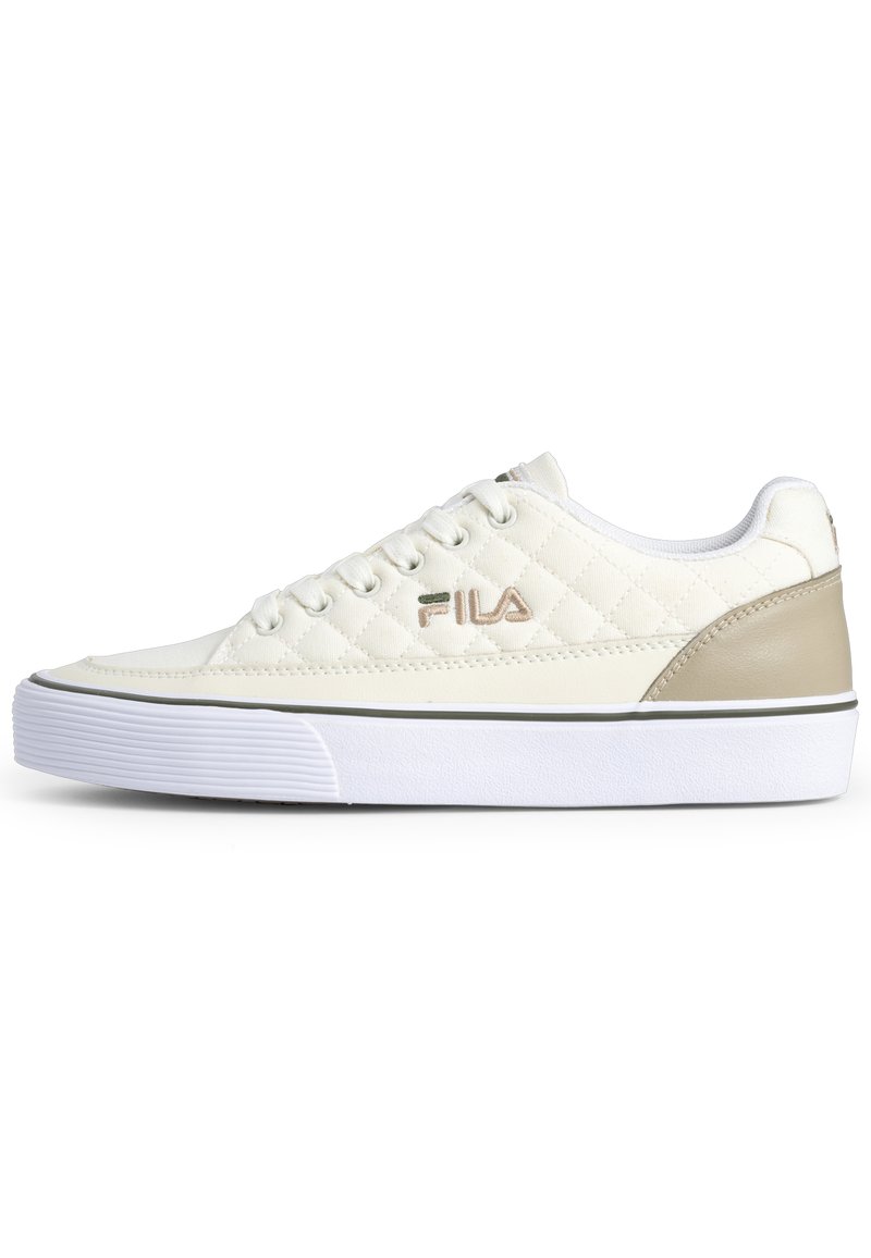 Sneakers bianchi trapuntati con dettagli beige chiaro, suola piatta bianca e logo laterale prominente. Design con lacci e lati testurizzati.