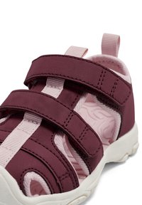 Dunkelroter Sportsandale mit pinken Riemen und einer weißen Sohle. Verfügt über zwei verstellbare Klettverschlüsse und ein strukturiertes Innenfutter.