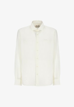 Camicia bianca a maniche lunghe con colletto classico, bottoni visibili e logo ricamato discreto sul petto, mostrata su sfondo bianco.