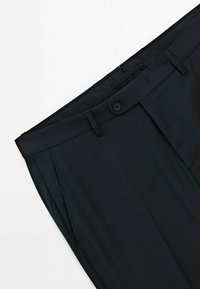 Pantaloni neri in tessuto liscio, con chiusura a bottone, tasche laterali e design sartoriale.