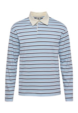 Hellblaues Polohemd mit langen Ärmeln, dunklen horizontalen Streifen und einem cremefarbenen Kragen, mit kleinem Logo auf der Brust.