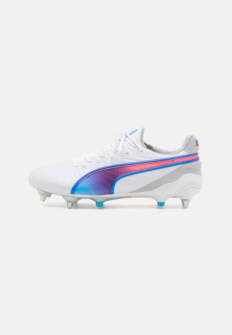Botas de fútbol blancas con un diseño degradado en púrpura y azul, que presentan una parte superior texturizada y seis tacos en la suela para mayor tracción.