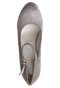 Šedé semišové lodičky s kulatou špičkou, průstřihy, páskem kolem kotníku a stříbrnými kovovými doplňky. Hladká vnitřní podšívka, nízký stohovaný podpatek.