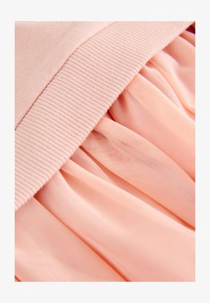 Šviesiai rožinis drabužis su ribotu elastiniu juosmeniu ir minkštais, permatomais audinio klostėmis. Audinys atrodo lygus ir švelnus.