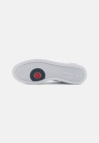 Lacoste EUROPA PRO TRI 123 - Sneakers laag - white/navy/red
