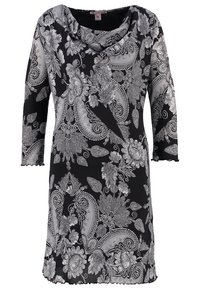 Czarna sukienka do kolan z rękawami o długości trzech ćwierci, ozdobiona białymi, skomplikowanymi wzorami kwiatowymi i paisley.