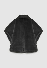 Cape en fausse fourrure noire avec une silhouette large, dotée d'un col et de détails de boutons sur les côtés. Texture douce et apparence pelucheuse.