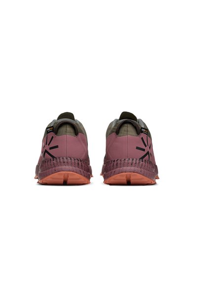 Une paire de chaussures de sport mauve et brunes avec des semelles oranges, vues de l'arrière, présentant des accents de design noirs et des étiquettes en tissu Cordura.