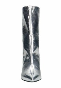 Zilveren kniehoge laarzen met een glanzende, metalen afwerking, spitse neus en taps toelopend ontwerp. Gladde textuur met minimale zichtbare naden.