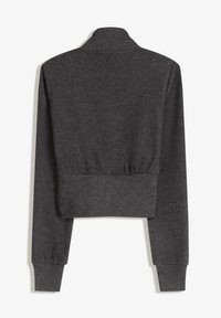 Maglione corto grigio scuro a maniche lunghe con polsini e vita a coste, visto da dietro.