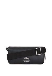 Schwarze synthetische Umhängetasche mit Reißverschluss, ausgestattet mit einem geflochtenen Tragegurt und bedruckten Logos von Disney und Karl Lagerfeld auf der Vorderseite.