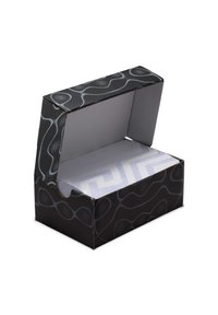 Caja rectangular abierta negra con patrones ondulados en gris claro en el exterior y papel blanco con un diseño geométrico gris en el interior.
