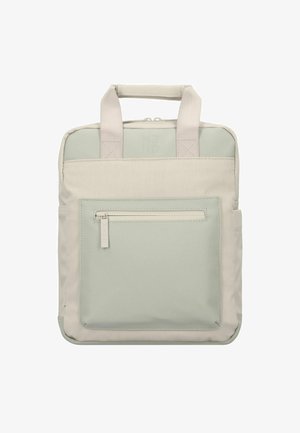 Un sac à dos beige clair et vert doux avec des poignées supérieures, une poche zippée à l'avant, un tissu texturé et un design rectangulaire. Logo embossé sur le dessus.
