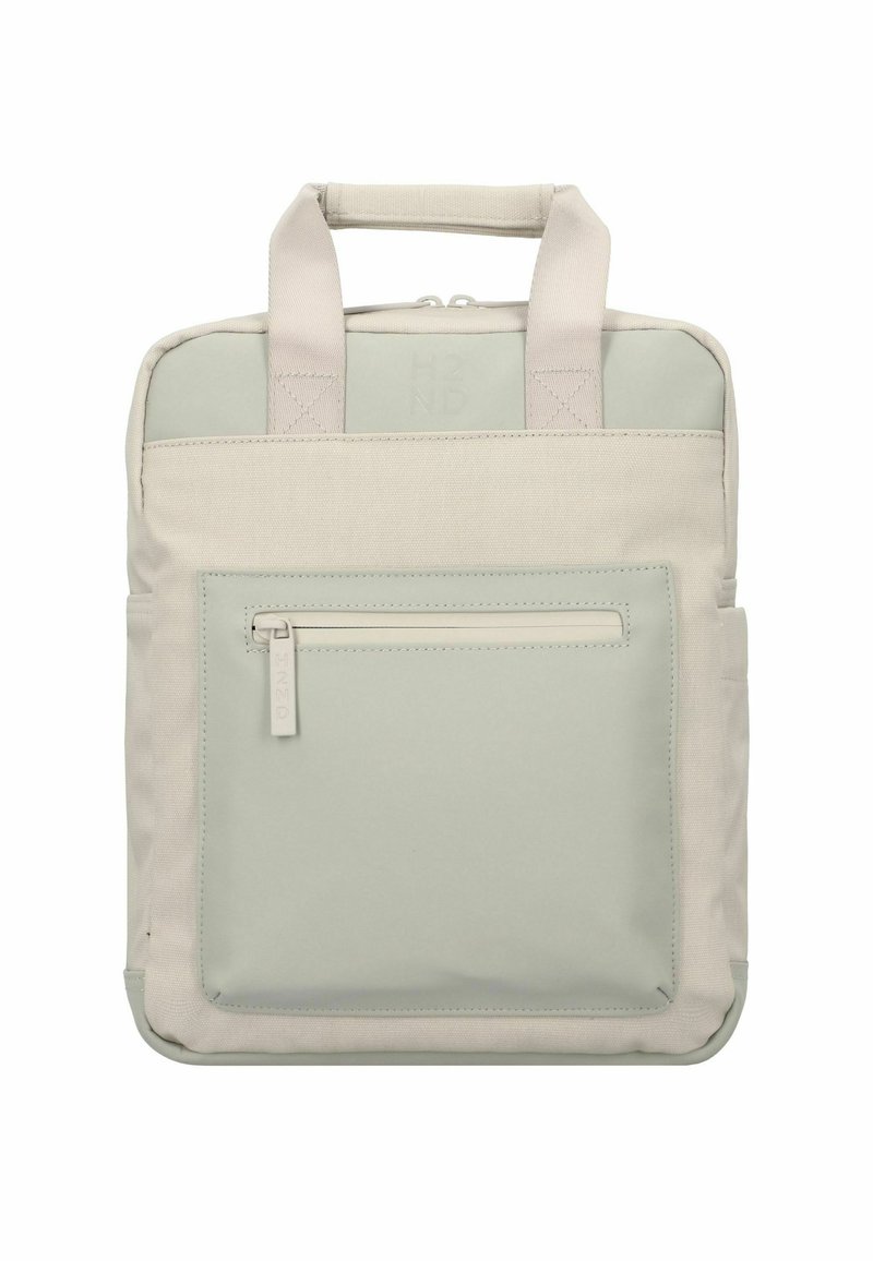 Zaino di colore beige chiaro e verde pallido con manici superiori, tasca con zip anteriore, tessuto testurizzato e design rettangolare. Logo impresso sulla parte superiore.