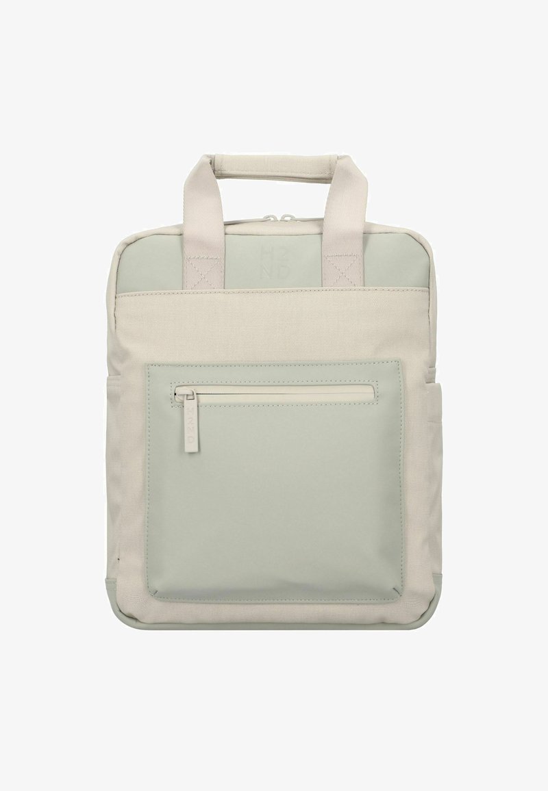 Mochila de color beige claro y verde suave con asas superiores, bolsillo frontal con cremallera, tejido texturizado y diseño rectangular. Logo grabado en la parte superior.