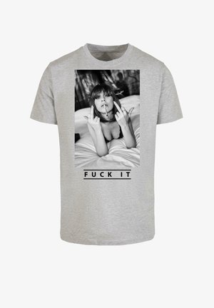 Graues Baumwoll-T-Shirt mit einem Schwarz-Weiß-Druck einer Person mit einer Zigarette und dem grafischen Text "FUCK IT" unter dem Bild.