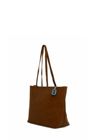 Braune Kunstleder-Tote mit zwei langen Griffen, rechteckiger Form, glatter Textur und einem blauen Anhänger für Details.