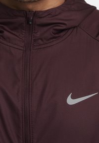 Nike Performance Chaqueta de running - bordeaux