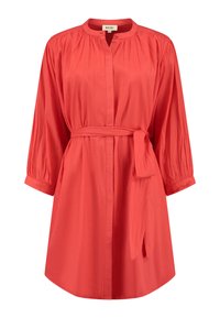 Rotes Kleid mit langen Ärmeln, Knopfleiste und gefältelten Schultern. Verfügt über einen Bindegürtel und einen abgerundeten Saum. Hergestellt aus leichtem Stoff.