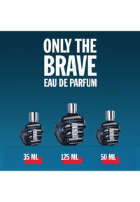 Tre flaconi di profumo Diesel neri a forma di pugno, etichettati 35 ml, 125 ml e 50 ml sotto il testo "Only The Brave Eau de Parfum."