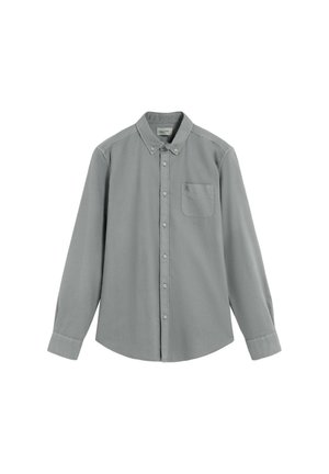 Camisa deButton-up de manga larga gris con bolsillo en el pecho y cuello abotonado, colocada plana sobre un fondo blanco.