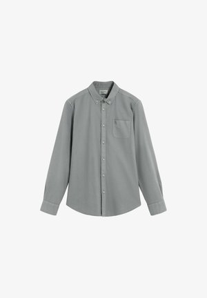 Camisa deButton-up de manga larga gris con bolsillo en el pecho y cuello abotonado, colocada plana sobre un fondo blanco.