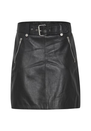 Minifalda de cuero negro con un diseño ajustado, que presenta un cinturón con hebilla y dos bolsillos con cremallera en la parte frontal. Textura suave.