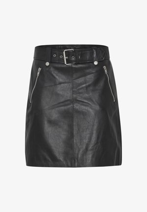 Melnas ādas mini svārki ar pieguļošu dizainu, apgādāti ar jostu ar sprādzi un divām kabatām ar rāvējslēdzēju priekšā. Gluda tekstūra.