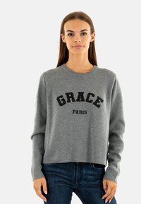Maglione grigio corto con la scritta "GRACE PARIS" stampata in nero. Presenta un collo rotondo e maniche lunghe, realizzato in un morbido tessuto a maglia.