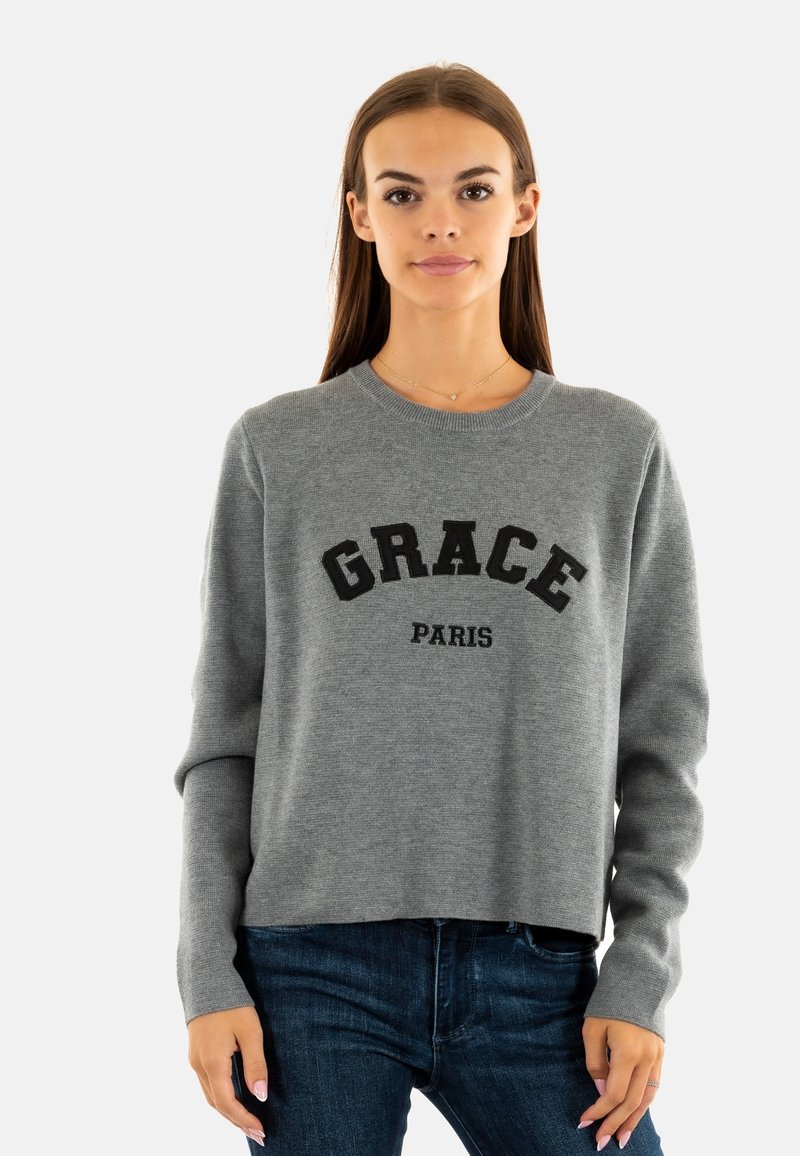 Maglione grigio corto con la scritta "GRACE PARIS" stampata in nero. Presenta un collo rotondo e maniche lunghe, realizzato in un morbido tessuto a maglia.