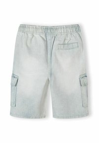 Shorts cargo en denim bleu clair avec taille élastique, deux poches latérales à rabat et une poche arrière passepoilée.
