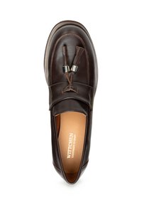 Brauner Lederschuh mit glatter Textur, ausgestattet mit einem erhöhten Vorderriemen, dekorativen Quasten und silbernen Hardware-Akzenten.