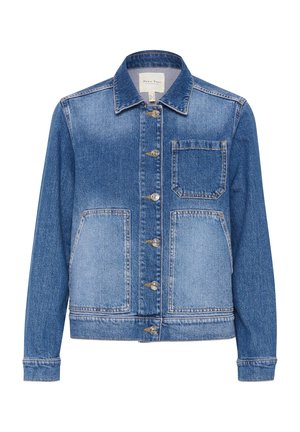 Jachetă din denim de culoare albastru deschis; prezintă un guler, nasturi argintii, două buzunare frontale și o margine ușor scurtă. Material texturat cu detalii de cusătură.
