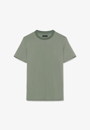 Oļīvu zaļš T-krekls no mīksta auduma, ar apaļu kakla izgriezumu, īsām piedurknēm un nelielu izdruku ar logo krūtīs.