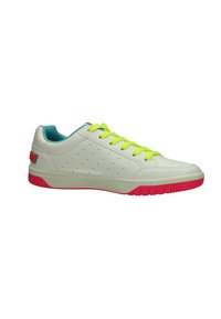 Sneaker bianco in pelle con lacci verdi e fodera interna turchese. Presenta dettagli rosa sulla suola e un design perforato sui lati.