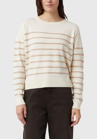 Kremowy sweter z beżowymi poziomymi paskami, okrągłym dekoltem oraz prążkowanym wykończeniem na dole i mankietach. Miękki materiał o luźnym kroju.