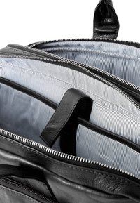LUCLEON CALIFORNIA - Attachetasker - black