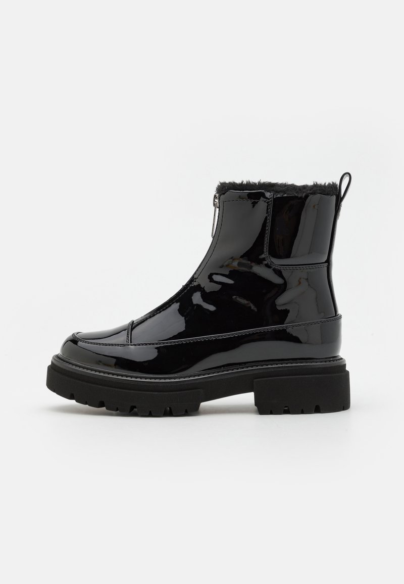 Bottines en cuir verni noir avec un col en fausse fourrure, fermeture éclair sur le côté et semelle en caoutchouc épaisse avec un motif texturé pour une meilleure adhérence.