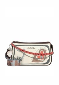 Weiße Tasche mit bunten Herzmotiven, metallischen Akzenten und silberner Kettenriemen. Verfügt über einen abnehmbaren, gemusterten Schulterriemen.