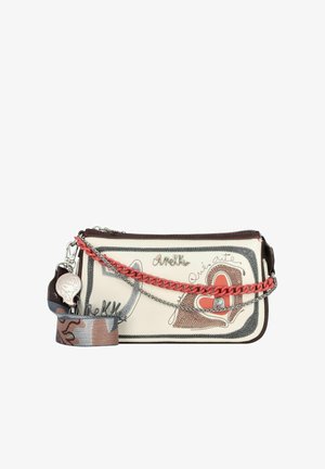 Weiße Tasche mit bunten Herzmotiven, metallischen Akzenten und silberner Kettenriemen. Verfügt über einen abnehmbaren, gemusterten Schulterriemen.