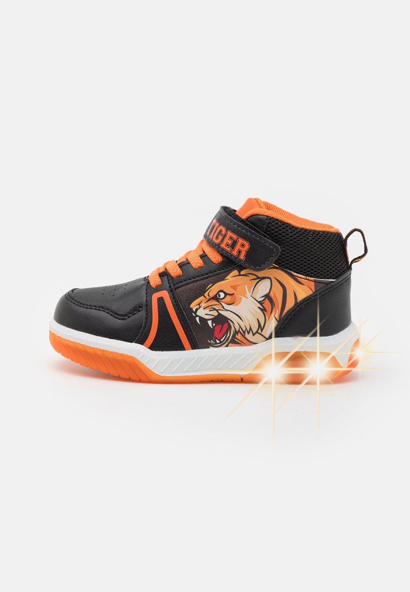 Zapatillas altas sintéticas negras con acentos naranjas, que presentan un gráfico de tigre y luces LED en la suela. Atadas con una correa de velcro.