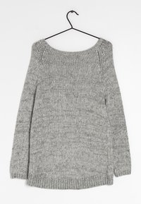 Szary sweter z dzianiny o szerokim dekolcie, długich rękawach oraz ściągaczach przy mankietach i hemie. Teksturowany materiał o luźnym, swobodnym kroju.